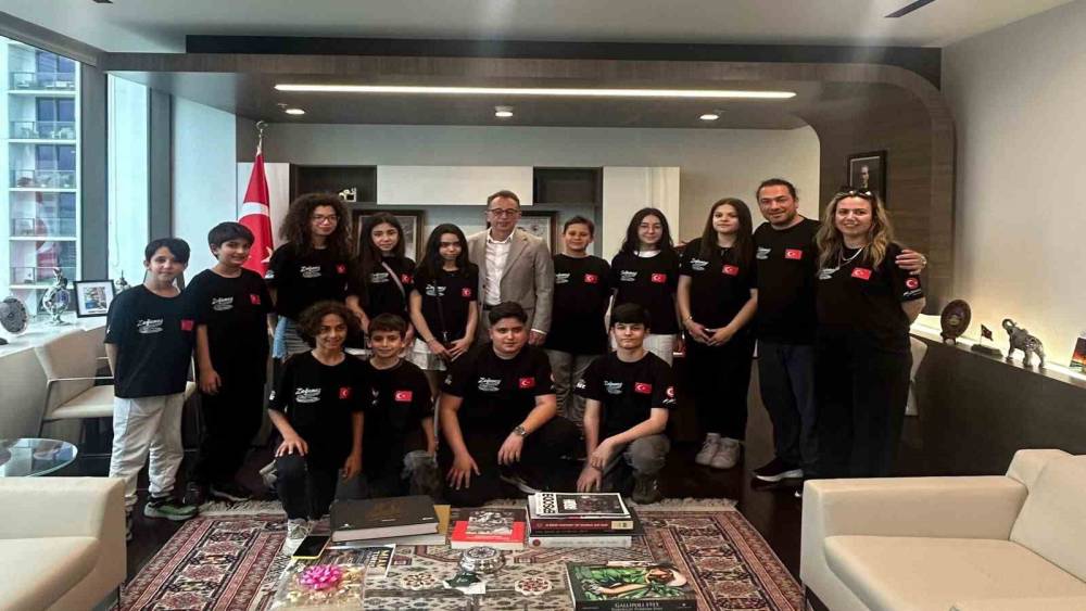 Salihli&rsquo;den Miami Başkonsolosu&rsquo;na Sardes Hediyesi
