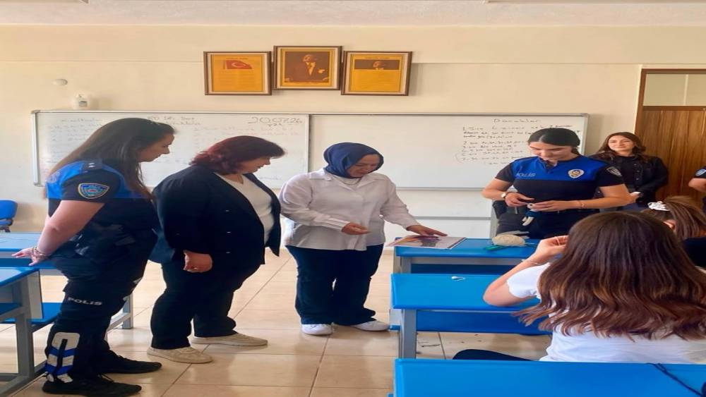 K&uuml;tahya polisinden &ccedil;ocuk ve gen&ccedil;lere &ccedil;ini ile oyuncak yapımı kursu
