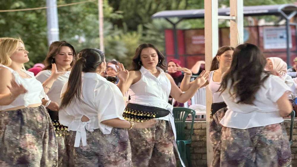 Karayenice&rsquo;de şalvarlar giyildi, meydan şenlendi
