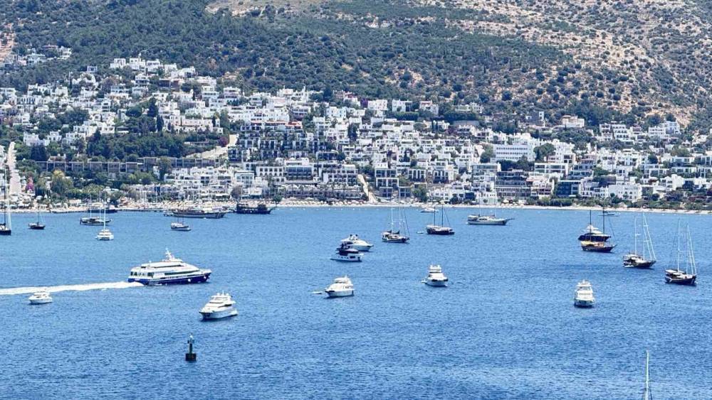 Bodrum turizmde g&uuml;c&uuml;n&uuml; korudu: İlk 6 ayda 416 bin yabancı turist, Temmuz&rsquo;da n&uuml;fus 800 bine dayandı
