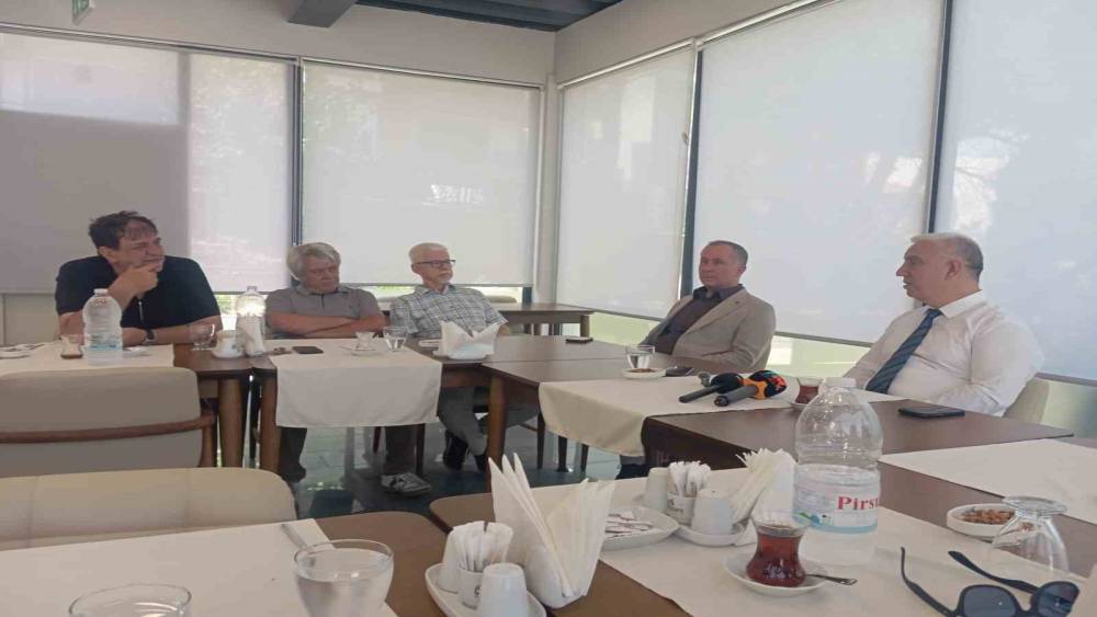 Bergama Belediye Başkanı, 19 meclis &uuml;yesi ile Yeni Parti&rsquo;ye ge&ccedil;ti
