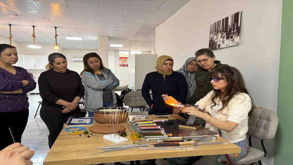 Germencik&rsquo;te cam sanatları kursu yoğun ilgiyle başladı
