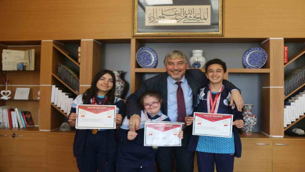 M&uuml;d&uuml;r Yılmaz, şampiyon sporcuları tebrik etti
