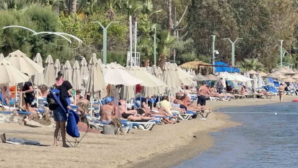 Bodrum&rsquo;da yazdan kalma g&uuml;nler: Sahiller dolup taştı, kruvaziyerle 274 turist geldi
