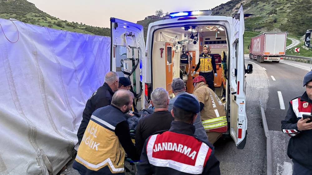 Kontrolden &ccedil;ıkan tır devrildi: 1 yaralı
