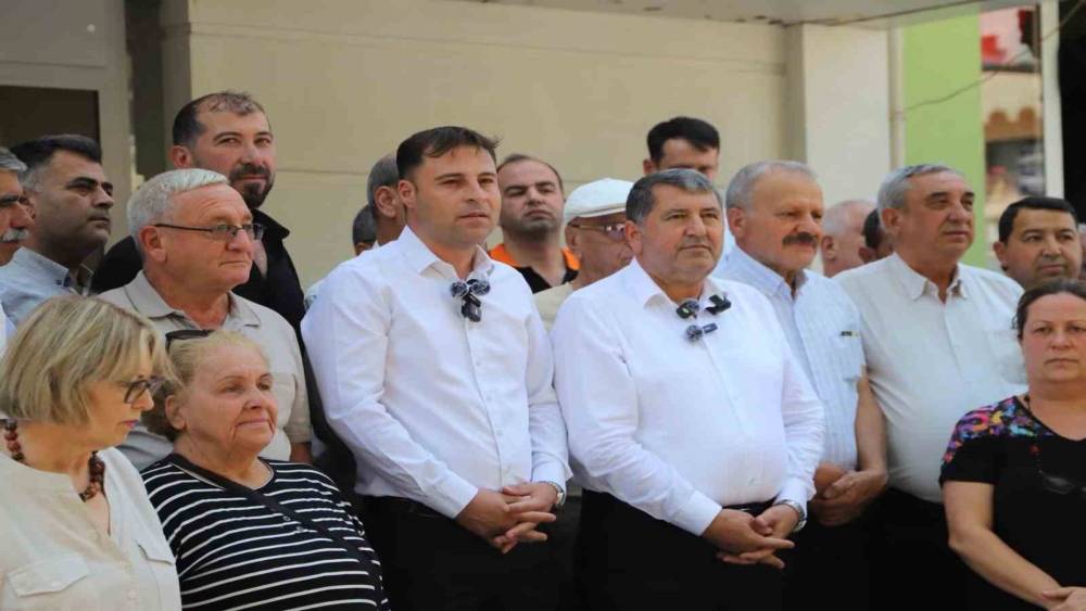 Bayındır&rsquo;da CHP&rsquo;den toplu istifa: Belediye Başkanı Sakarsu ve partililer Yeni Parti&rsquo;ye katıldı

