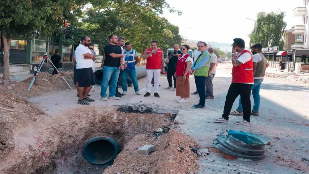 Başkan K&ouml;ksal Aras mahallelerde y&uuml;r&uuml;t&uuml;len &ccedil;alışmaları yerinde inceledi
