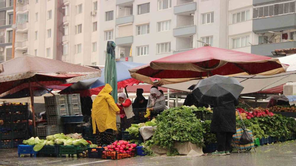 Meteoroloji&rsquo;nin sağanak ve fırtına uyarısı pazarcıları etkiledi
