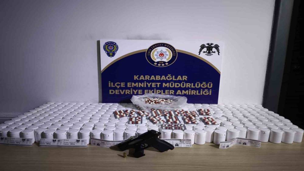 İzmir&rsquo;de binlerce uyuşturucu hap ele ge&ccedil;irildi
