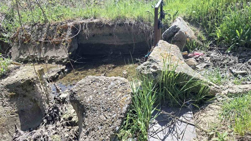 Hisarcık&rsquo;ta 60 yıllık sulama kanalları bakımsızlıktan harap durumda
