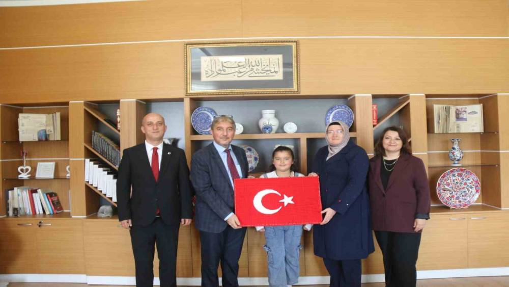 İl Milli Eğitim M&uuml;d&uuml;r&uuml; Yılmaz T&uuml;rkiye birincisi &ouml;ğrenciyi tebrik etti
