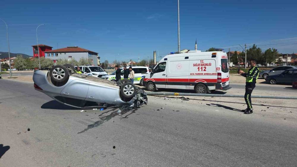 Otomobil aydınlatma direğine &ccedil;arpıp ters d&ouml;nd&uuml;, s&uuml;r&uuml;c&uuml; yaralandı
