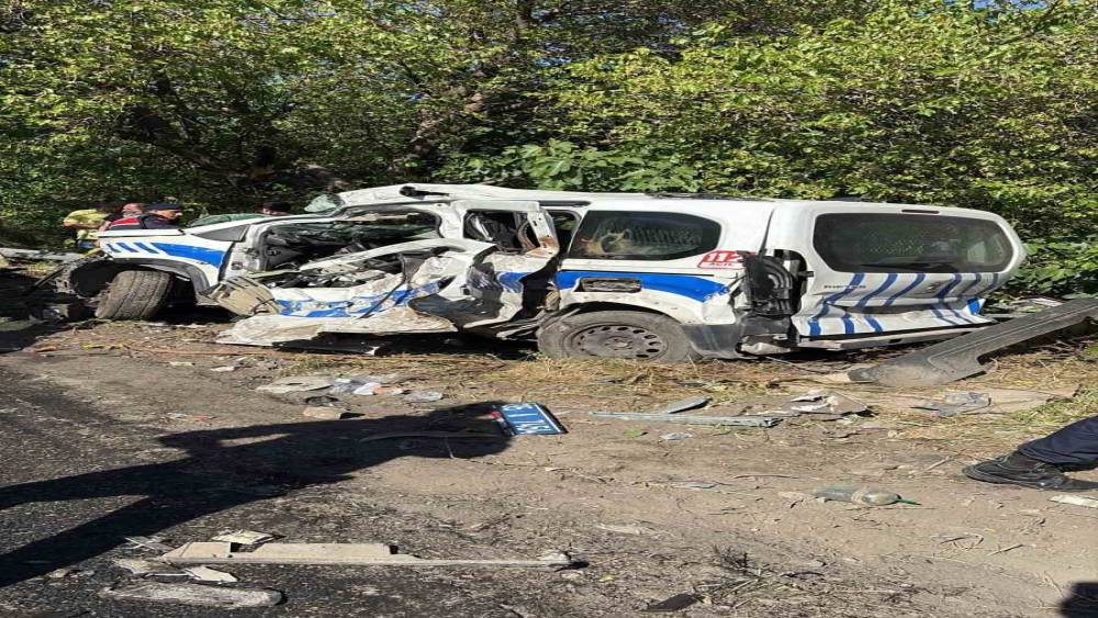 Bornova&rsquo;da freni patlayan tır karşı şeride ge&ccedil;ti: &Ouml;l&uuml; ve yaralılar var
