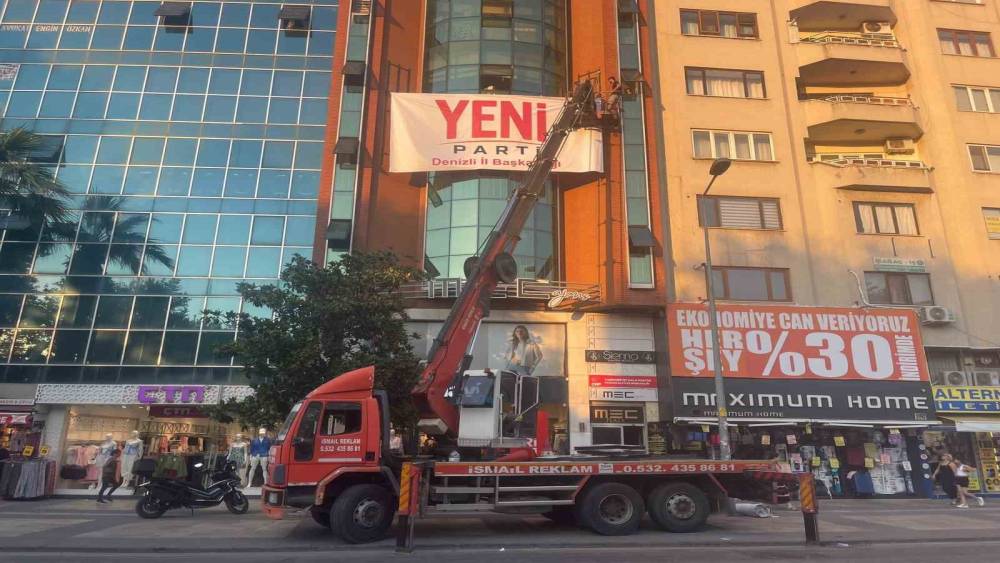 Denizli&rsquo;ye Yeni Parti tabelası asıldı
