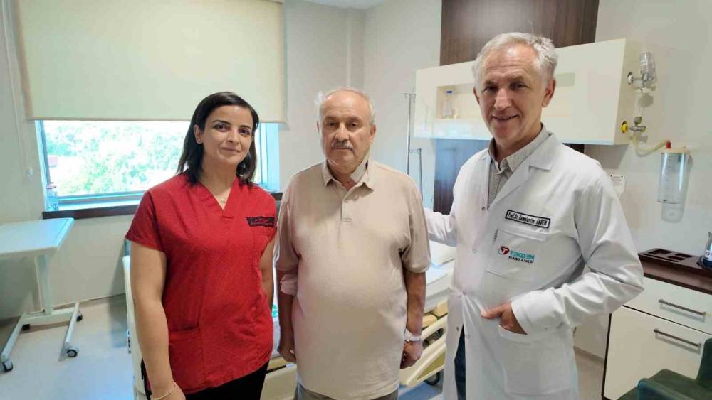 Uyanık halde ameliyata alınan hasta şah damarındaki y&uuml;zde 90&rsquo;lık darlıktan kurtuldu
