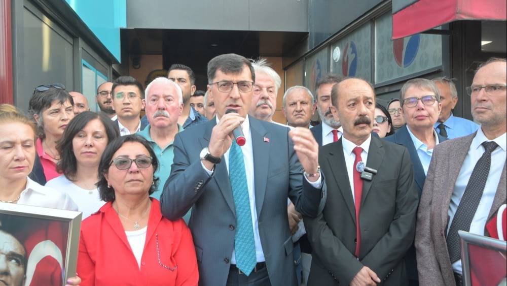 CHP K&uuml;tahya Teşkilatı&rsquo;nda toplu istifa: 3 belediye başkanı ile birlikte Yeni Parti&rsquo;ye katıldı
