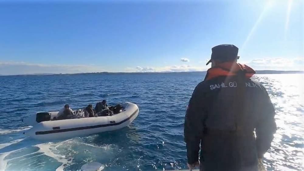 İzmir a&ccedil;ıklarında 43 d&uuml;zensiz g&ouml;&ccedil;men yakalandı
