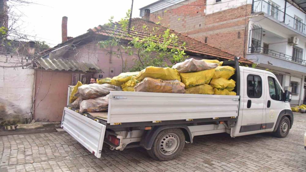 İncirliova Belediyesi&rsquo;nden ailelere yakacak desteği
