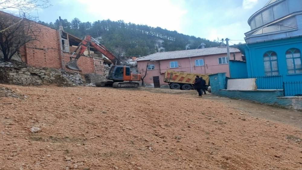 K&uuml;tahya&rsquo;da tarihi caminin &ccedil;evresindeki g&ouml;r&uuml;nt&uuml; kirliliği ortadan kaldırıldı
