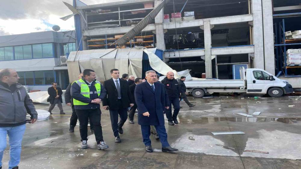 İzmir&rsquo;de fırtınada 9 fabrika ve 5 konut hasar g&ouml;rd&uuml;
