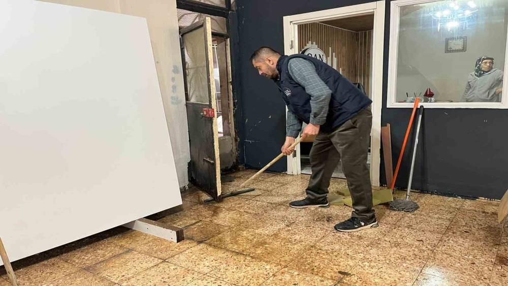 İzmir&rsquo;de ev ve iş yerleri sele teslim oldu
