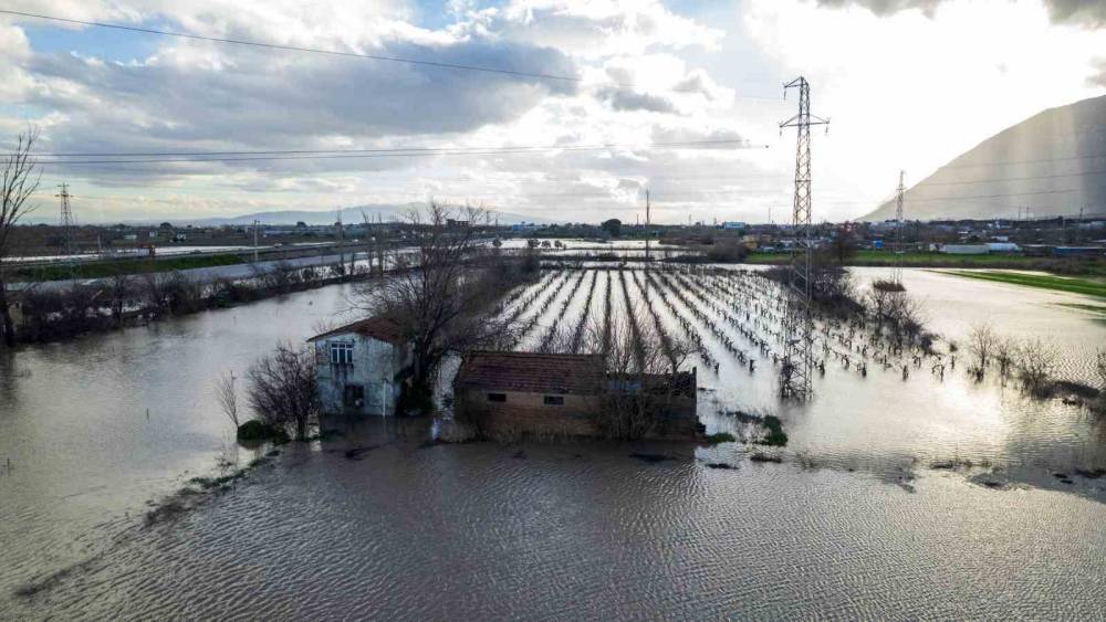 Manisa&rsquo;yı sağanak vurdu, taşkın hasarı g&uuml;n ağarınca ortaya &ccedil;ıktı
