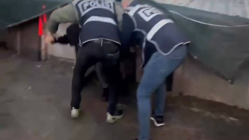 K&uuml;mesten gelen &ouml;ks&uuml;r&uuml;k sesi, 44 yıl hapis cezası olan firariyi yakalattı
