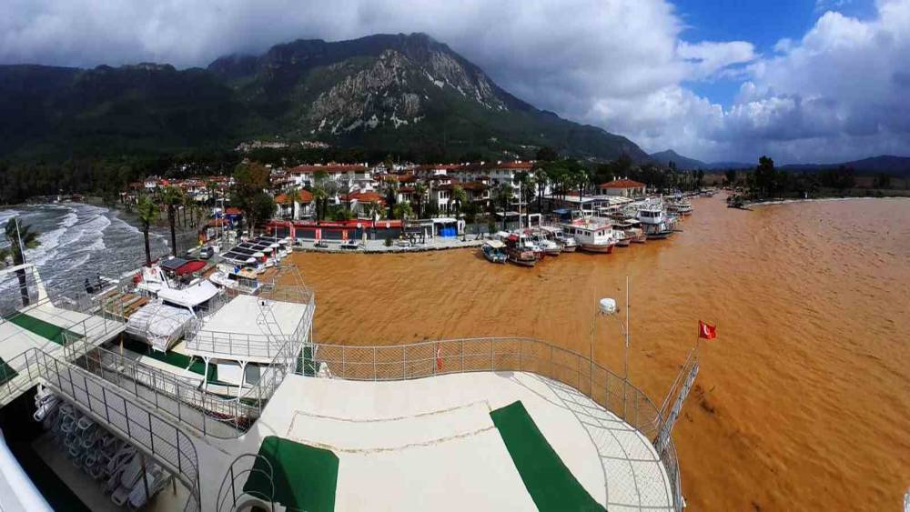 Akyaka&rsquo;da denizin rengi kahverengiye d&ouml;nd&uuml;
