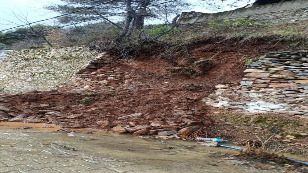 Yoğun yağış sonrası istinat duvarı &ccedil;&ouml;kt&uuml;
