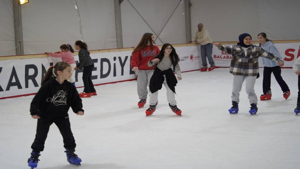 Manisa&rsquo;da 5 bin &ouml;ğrenci buz pistinde eğlendi
