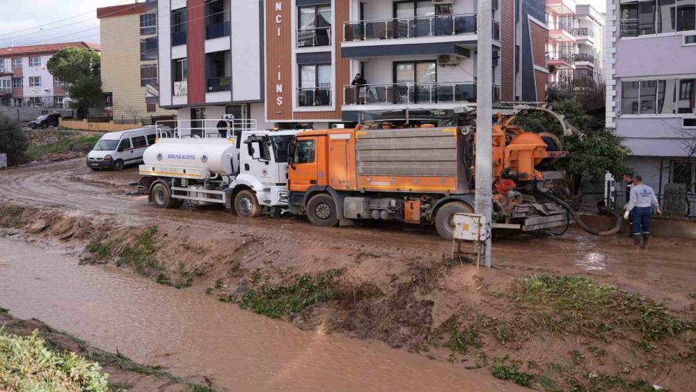 Kemalpaşa&rsquo;da menfeze sıkışan aracı kurtarma &ccedil;alışmaları s&uuml;r&uuml;yor
