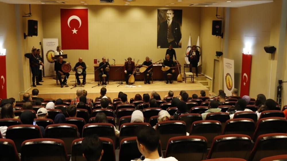 DP&Uuml;&rsquo;de K&uuml;tahya t&uuml;rk&uuml;leri ve halk oyunları r&uuml;zg&acirc;rı
