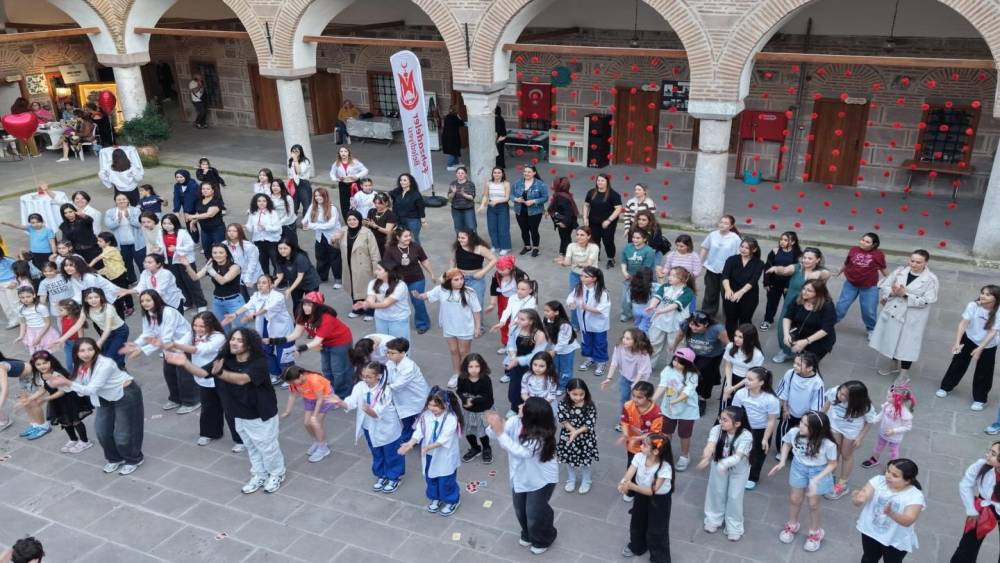 D&uuml;nya Dans G&uuml;n&uuml;&rsquo;nde renkli g&ouml;r&uuml;nt&uuml;ler
