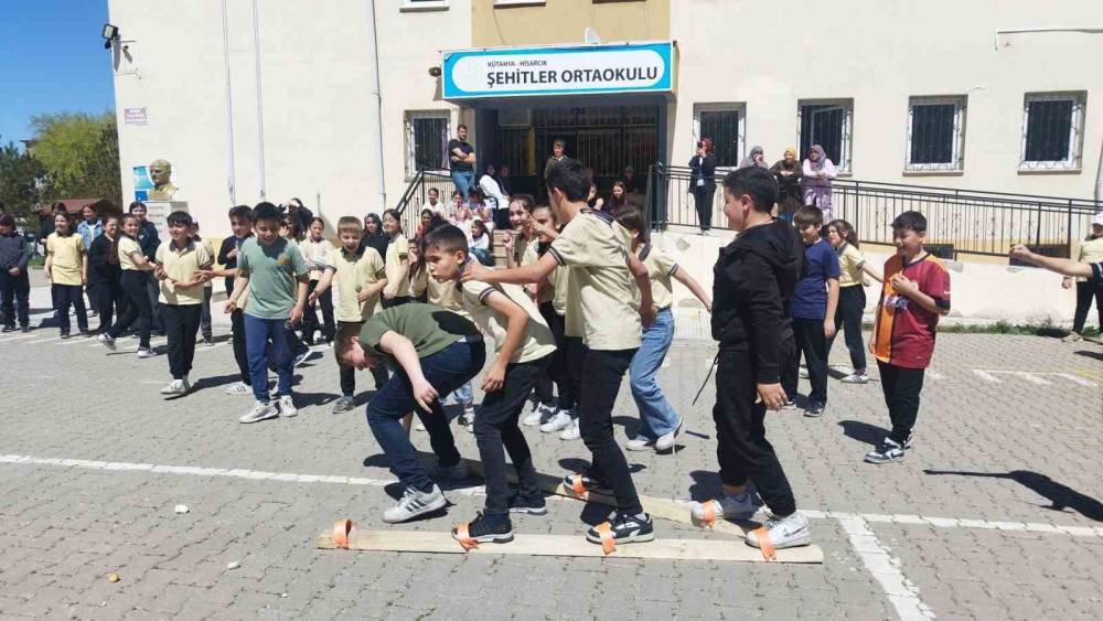 Hisarcık Şehitler Ortaokulu&rsquo;nda &ccedil;ocuk oyunları şenliği
