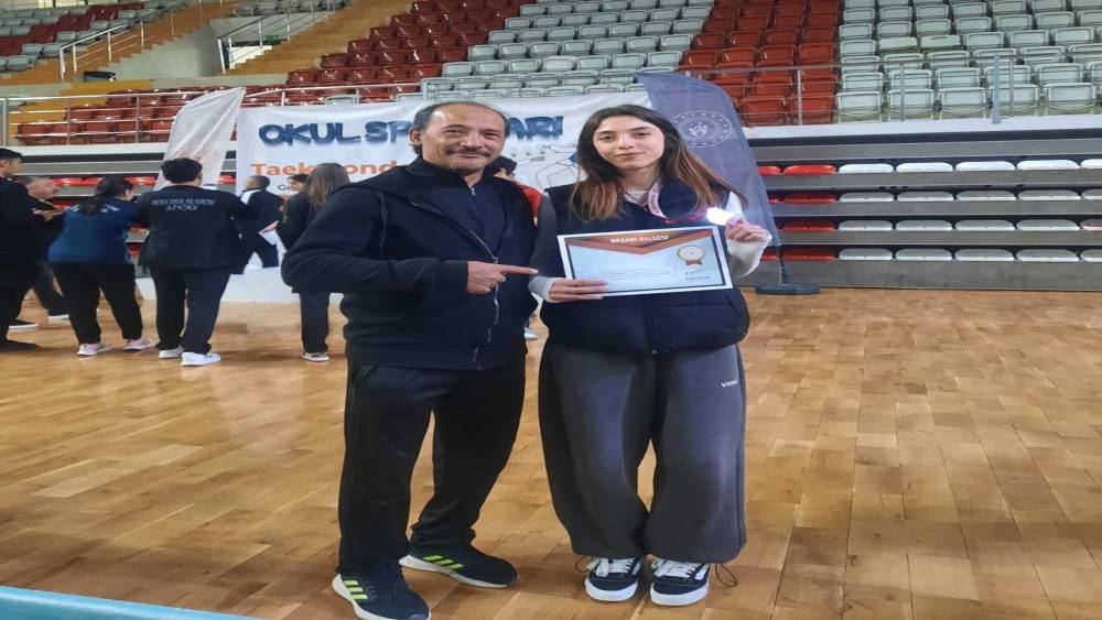 K&uuml;tahyalı sporcu G&uuml;ll&uuml;zar Nas T&uuml;rkiye ikincisi oldu

