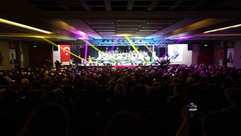 Yunusemre T&uuml;rk M&uuml;ziği Topluluğundan unutulmaz konser
