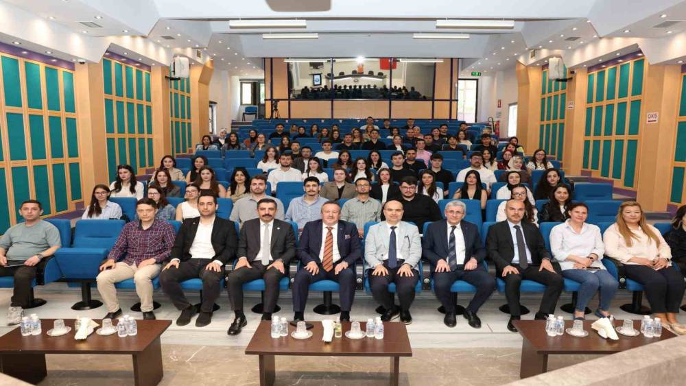 &Uuml;niversiteli &ouml;ğrenciler Denizli OSB Y&ouml;netim Kurulu Başkanı Selim Yaymanoğlu ile buluştu
