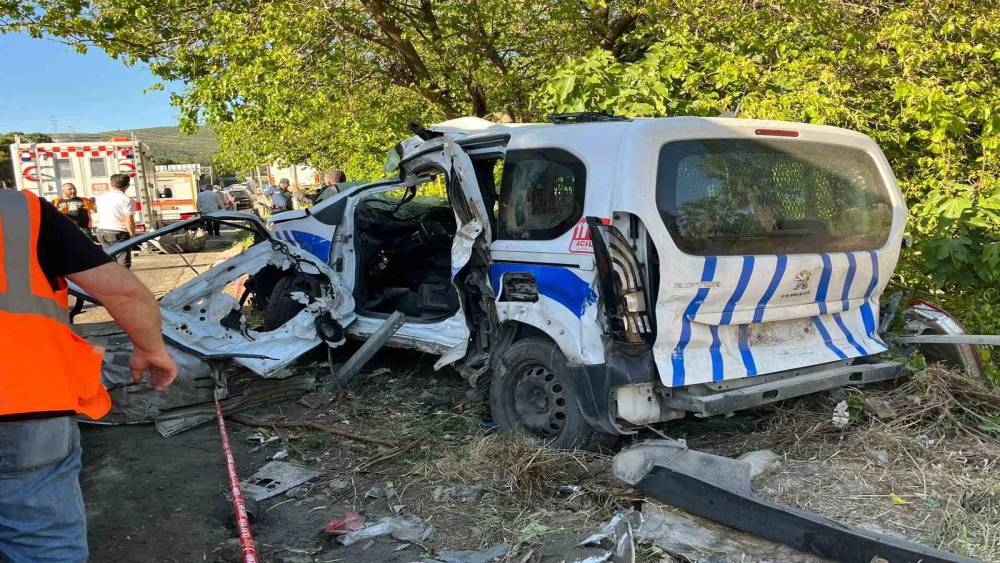 İzmir&rsquo;de 1&rsquo;i polis 3 kişinin hayatını kaybettiği kazada lojistik firmasının sahibi g&ouml;zaltına alındı
