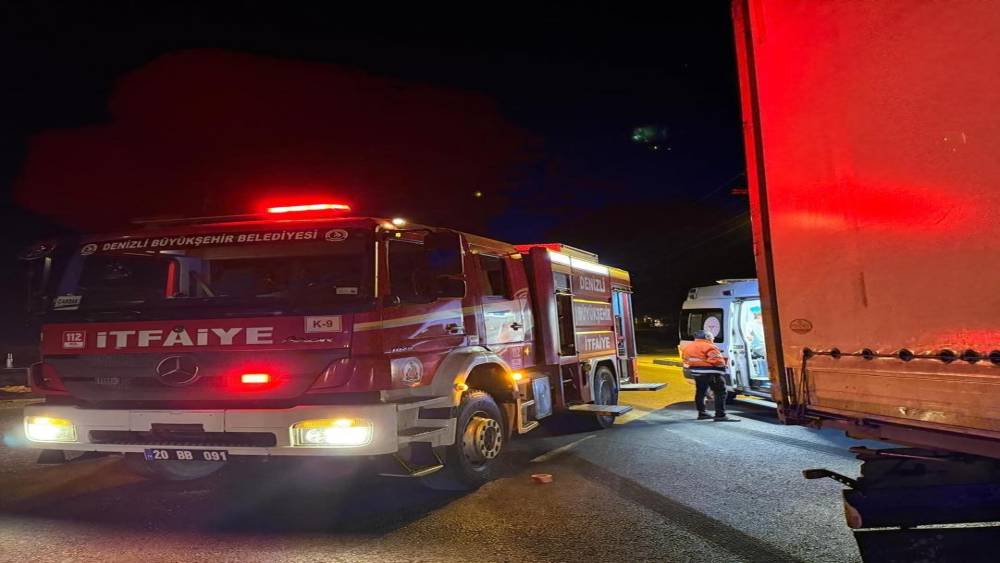 Tıra yandan &ccedil;arpan otomobilde 1 kişi &ouml;ld&uuml;, 1 kişi ağır yaralandı
