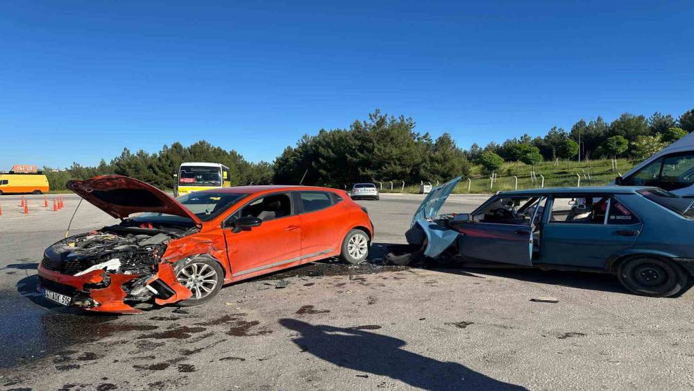 Uşak&rsquo;ta otomobiller &ccedil;arpıştı: 5 yaralı

