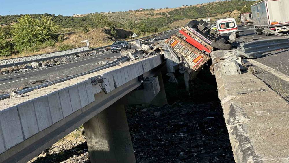 Uşak&rsquo;ta tır, iki k&ouml;pr&uuml; arasına devrildi: 1 &ouml;l&uuml;
