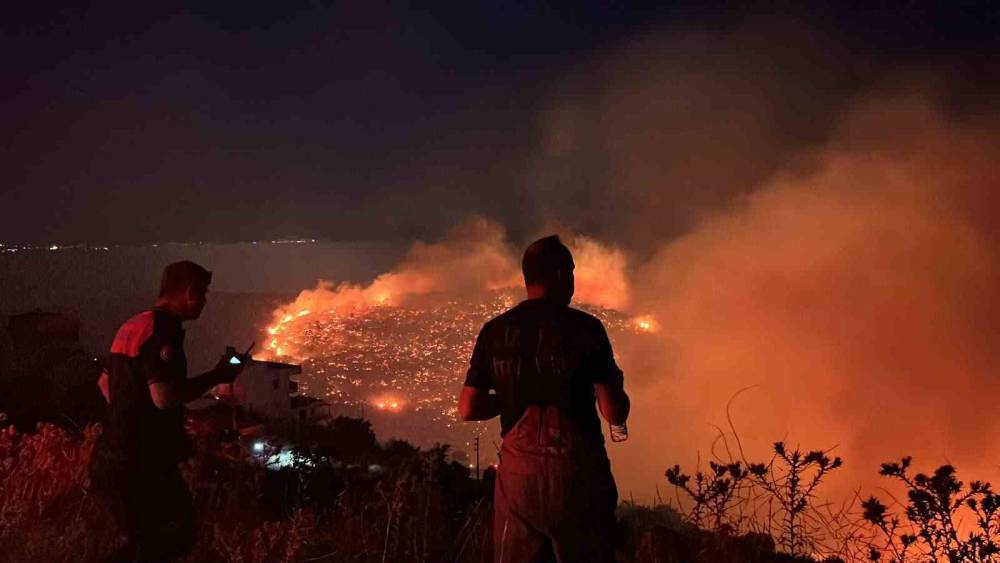 İzmir&rsquo;in kuzeyinde orman yangını alarmı
