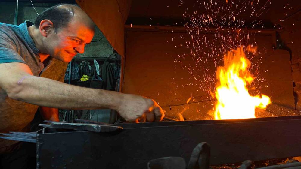 Bin 200 derecelik ateşte demiri sanata d&ouml;n&uuml;şt&uuml;r&uuml;yorlar
