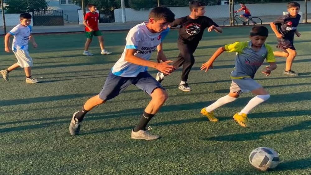 Kur&rsquo;an kursu &ouml;ğrencileri futbolla kardeşlik bağlarını g&uuml;&ccedil;lendiriyor
