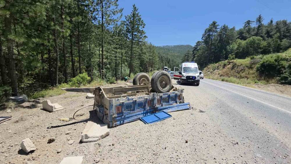 Domani&ccedil;&rsquo;te beton par&ccedil;aları y&uuml;kl&uuml; trakt&ouml;r vadiye yuvarlandı, s&uuml;r&uuml;c&uuml;s&uuml; yaralandı
