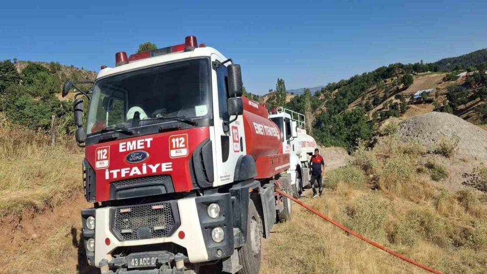 Emet&rsquo;te ahır ve samanlık yangını: 2 b&uuml;y&uuml;kbaş hayvan telef oldu, 400 balya saman yandı
