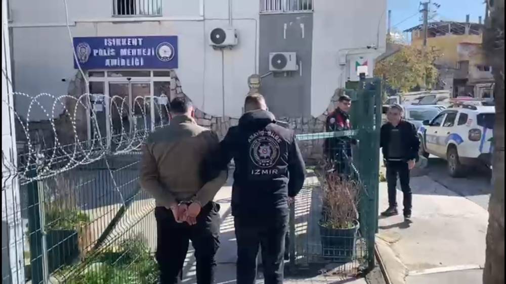 İzmir&rsquo;de 22 yıl hapis cezasıyla aranan firari yakalandı
