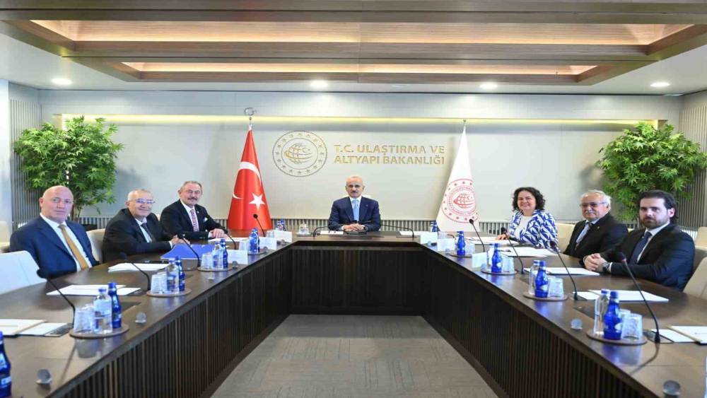 AK Partili başkanlar, Ulaştırma ve Altyapı Bakanı Uraloğlu ile g&ouml;r&uuml;ş&uuml;ld&uuml;
