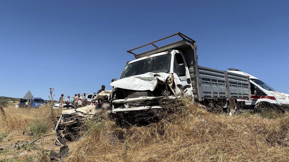 Otomobil ile kamyonet kafa kafaya &ccedil;arpıştı; 1 &ouml;l&uuml; 1 yaralı
