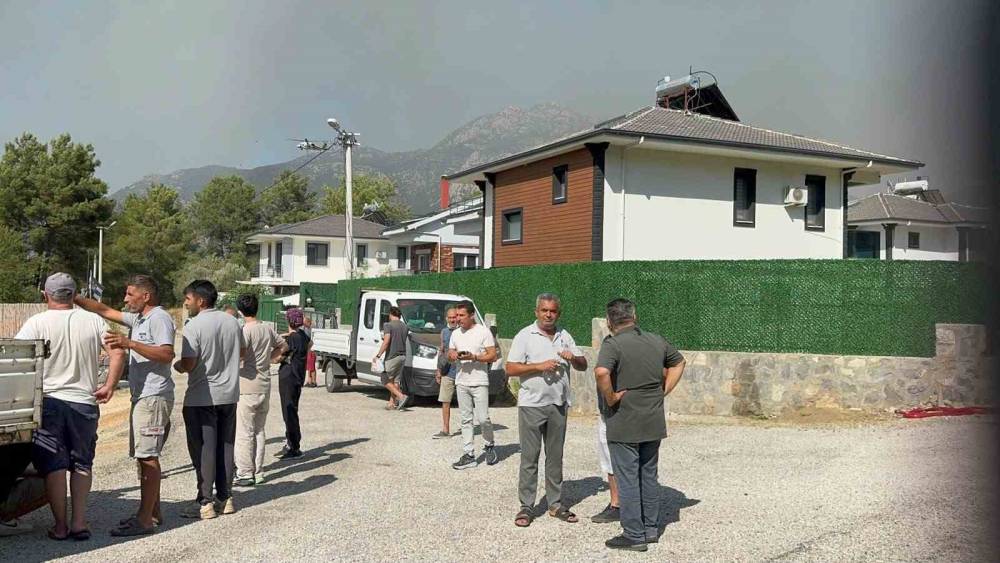Fethiye &Uuml;z&uuml;ml&uuml;&rsquo;deki yangına yoğun m&uuml;dahale
